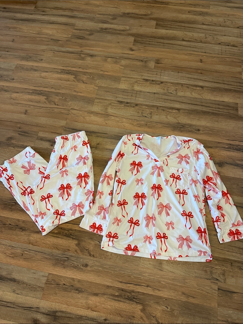 Ekouaer Pajamas with Red Bow Accents